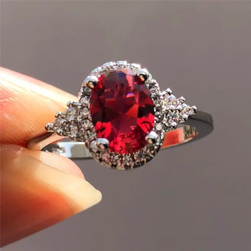Anello in Argento con Rubino e Cornice Halo