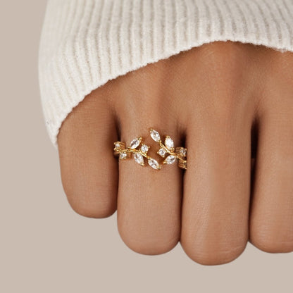Anello Vite Dorata con Cristalli