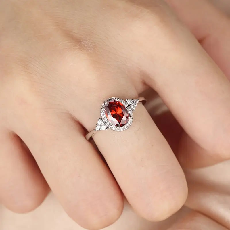 Anello in Argento con Rubino e Cornice Halo