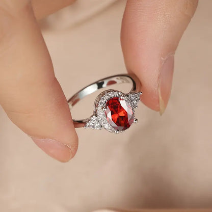 Anello in Argento con Rubino e Cornice Halo