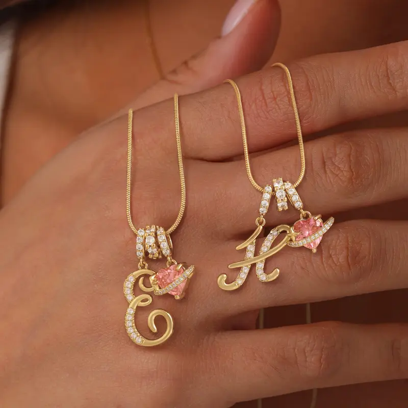 Collana con ciondolo a cuore con iniziale